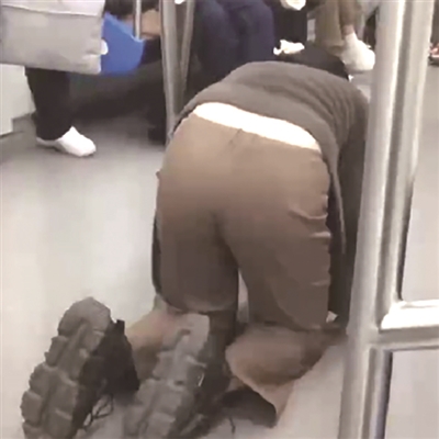 女子在杭州地鐵車(chē)廂內爬行 自述是行為藝術(shù)