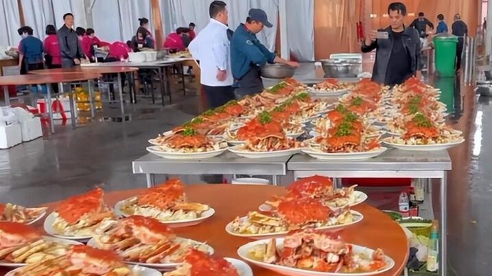 寧波的豪華婚宴，滿(mǎn)桌帝王蟹像批發(fā)的