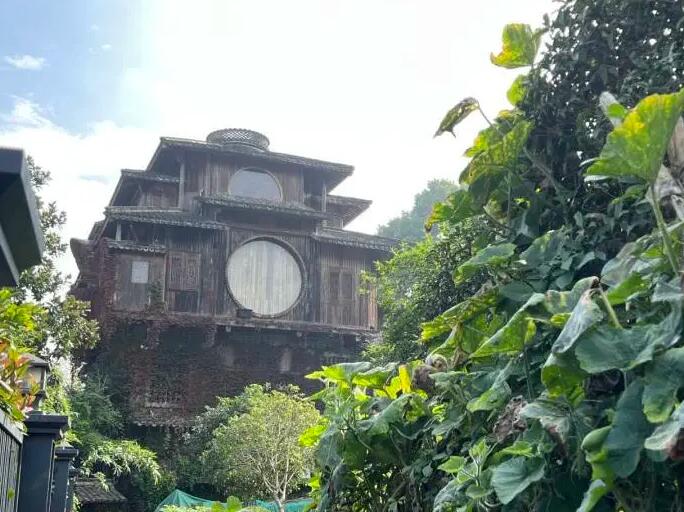 杭州西湖網(wǎng)紅“湯屋”涉嫌違建擬被沒(méi)收，如何處置？