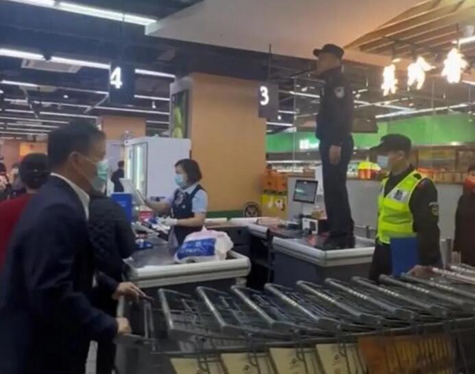 民警站上收銀臺喊話(huà)“不要給陌生人轉錢(qián)”，最終找到當事女子