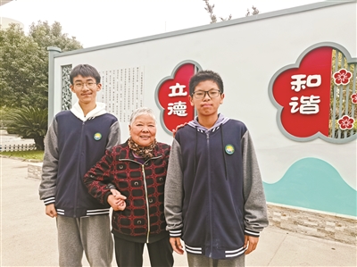 七旬老太公交站摔倒 寧波兩位好少年將她扶起