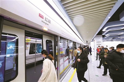2號線(xiàn)二期后通段開(kāi)通，寧波市民搶先體驗  “以前坐公交車(chē)得40分鐘， 現在坐一站地鐵就到了”