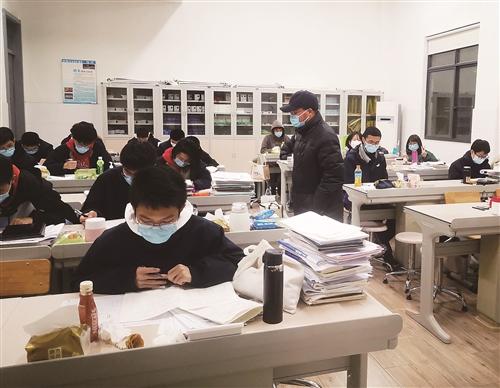 教師：封閉管理，全力呵護高三學(xué)生備考