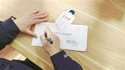 一張照片成了兩代父子兵的心病 斷了31年的念想 被杭州民警“修復”了