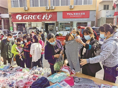 免攤位費、免押金拿貨、免費退換貨 杭州“幫幫攤” 幫出東西部協(xié)作新模式