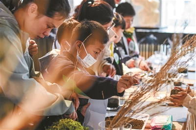 人不負青山 青山定不負人 昨天，“杭州林”中面積最大的企業(yè)公益林“綠城林”援種儀式啟動(dòng)