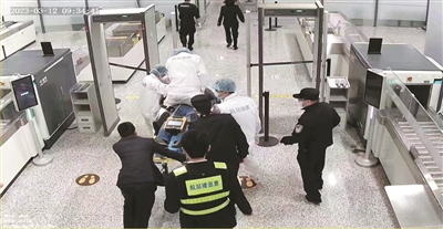 旅客心臟驟停 現場(chǎng)緊急施救 杭州機場(chǎng)上演“生死時(shí)速”