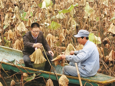用腳丈量38公里湖岸線(xiàn) 用心呵護6.5平方公里湖面 守護最美風(fēng)景三十年