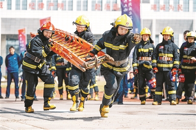 杭州消防比武大賽拉開(kāi)帷幕 消防版“密室逃生”不是游戲而是救命測試