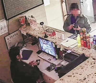 多虧了這些“多管閑事”的人 女子匆忙開(kāi)房后，賓館前臺悄悄跟了上去