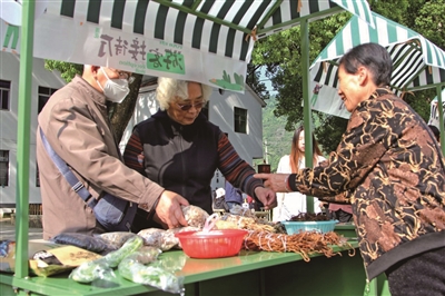 古樟市集引客來(lái) 共享攤位助農富