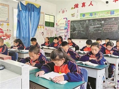 他們第一次穿上了校服 四川鄉城縣這群小學(xué)生 收到來(lái)自杭州的“六一”禮物