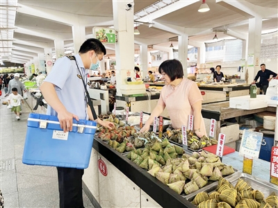 保障節日市場(chǎng)食品安全 新城開(kāi)展節令食品專(zhuān)項檢查