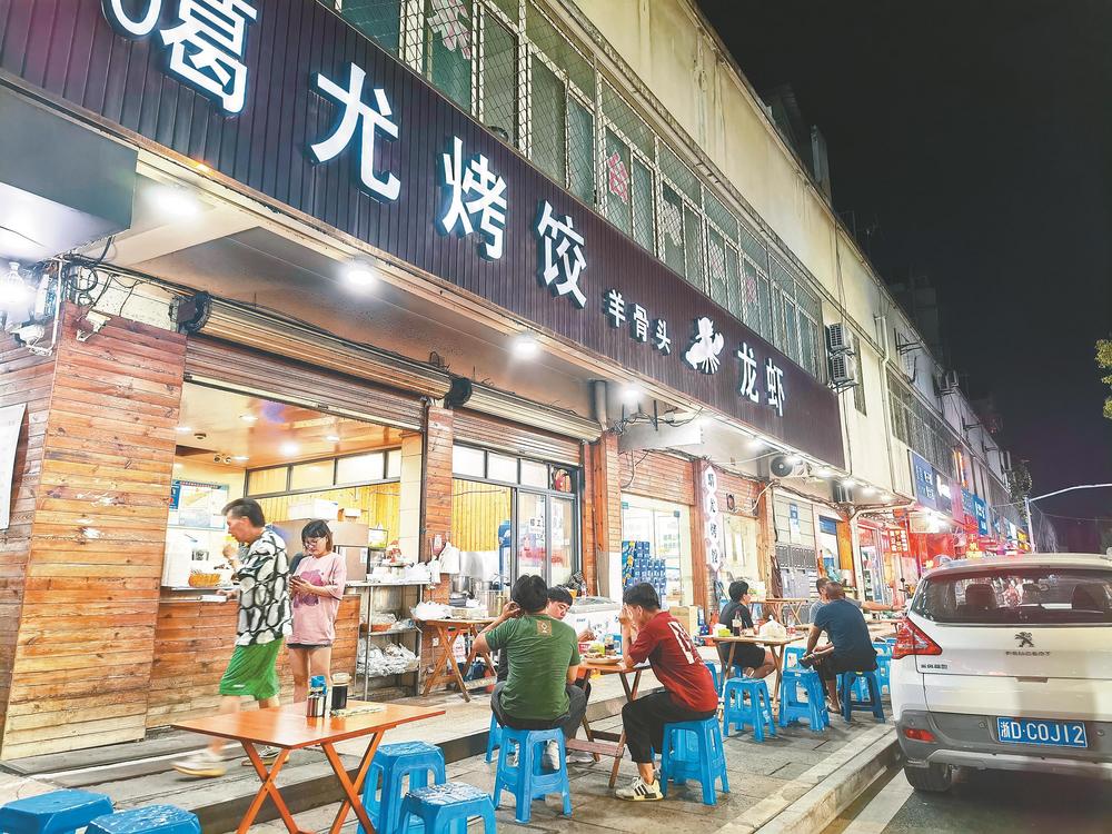 30多年煙火氣，24小時(shí)烤餃香，每天賣(mài)出3萬(wàn)多只  昌安立交橋下的烤餃傳奇