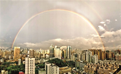 雨后彩虹高空掛