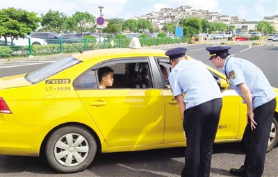朱家尖蜈蚣峙碼頭設立執法站點(diǎn)，嚴厲打擊出租車(chē)違規營(yíng)運、“黑車(chē)”等亂象 持續開(kāi)展專(zhuān)項整治 推進(jìn)旅游交通提質(zhì)