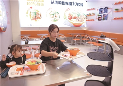 近來(lái)，市區出現了一家機器人面吧
