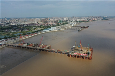 杭州灣跨海鐵路橋首個(gè)主塔墩樁基施工完成