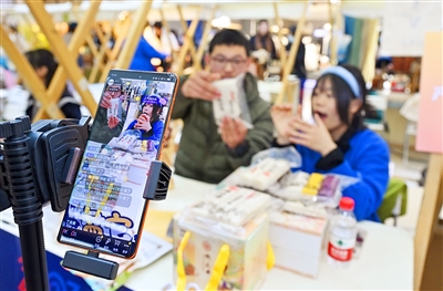 甬舟創(chuàng  )業(yè)交流集市在舟舉行 兩地30家創(chuàng  )業(yè)企業(yè)設攤交流