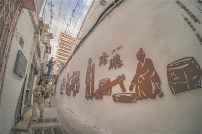 在溫州市區踏碓巷內，文化墻上的內容吸引了路人目光