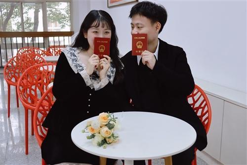 婚姻登記迎來(lái)“雙十二”小高峰  全市385對新人喜結良緣