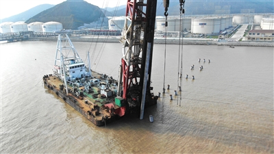 六橫港區新建一座5萬(wàn)噸級油品碼頭 設計年吞吐量490萬(wàn)噸 力爭明年6月底完工