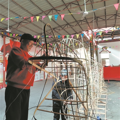 馬燈、漁燈、風(fēng)箏、風(fēng)輪“十八變”……彩扎手藝人，扎出濃濃年味——  復活技藝里的年節記憶
