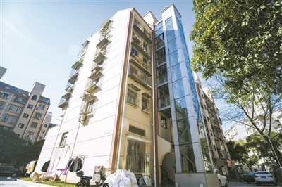 “一鍵”上下樓 出門(mén)不再愁  鄞州今年首臺 老小區加裝電梯啟用