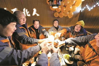 27桌，200多人  鎮海這家火鍋店請環(huán)衛工人吃團圓飯