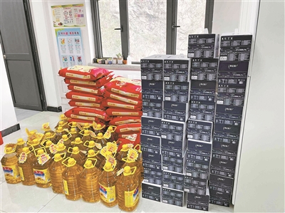 神秘男子跑到居委會(huì )扔下一疊現金