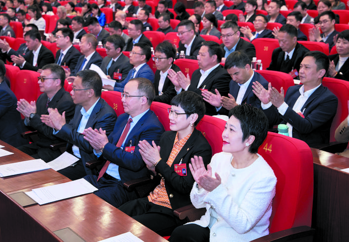 市政協(xié)八屆三次會(huì )議勝利閉幕