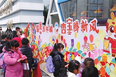 儀式感拉滿(mǎn)！中小學(xué)?！盎ㄊ健庇_(kāi)學(xué)