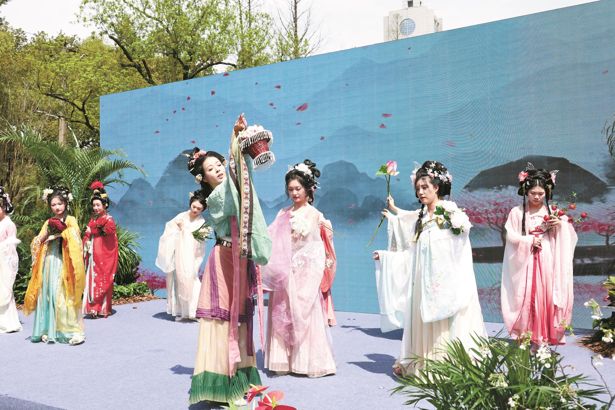 共赴春日之約 月湖畔上演花朝節