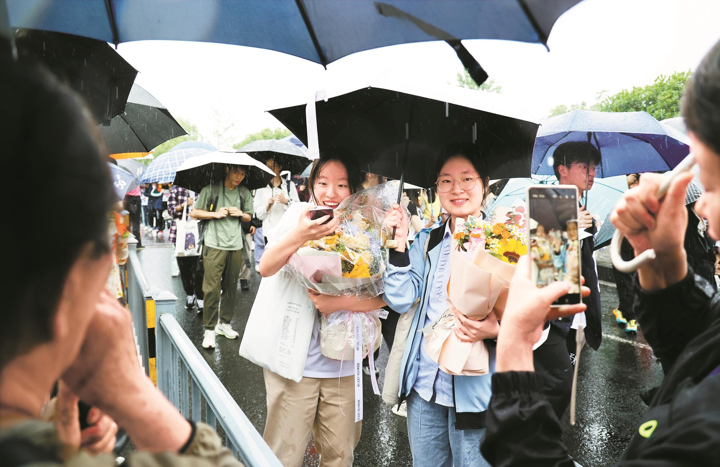 有鮮花有擁抱 有種喜悅叫 “高考結束”