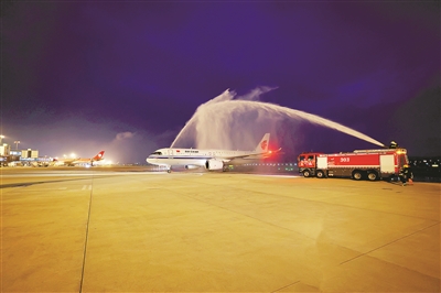 杭州機場(chǎng)“水門(mén)禮”迎首個(gè)C919商業(yè)航班 家門(mén)口就能坐上國產(chǎn)大飛機了