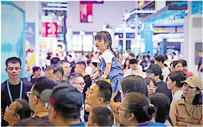 充滿(mǎn)智能化未來(lái)感的數貿會(huì )吸引成群的“小觀(guān)眾”