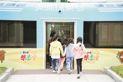 “糖糖”工業(yè)研學(xué)游開(kāi)營(yíng) 首趟美食專(zhuān)列， “路過(guò)”康師傅800種方便面