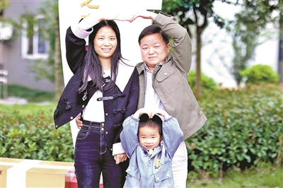 從“同事”到“夫妻”，他們攜手定居康橋 這場(chǎng)由“娘家人”操辦的婚禮讓人期待值拉滿(mǎn)